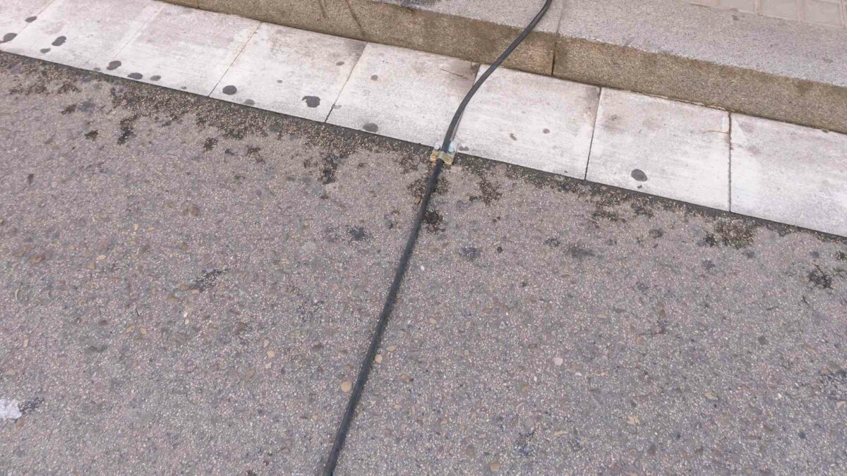 Cables negros en carreteras