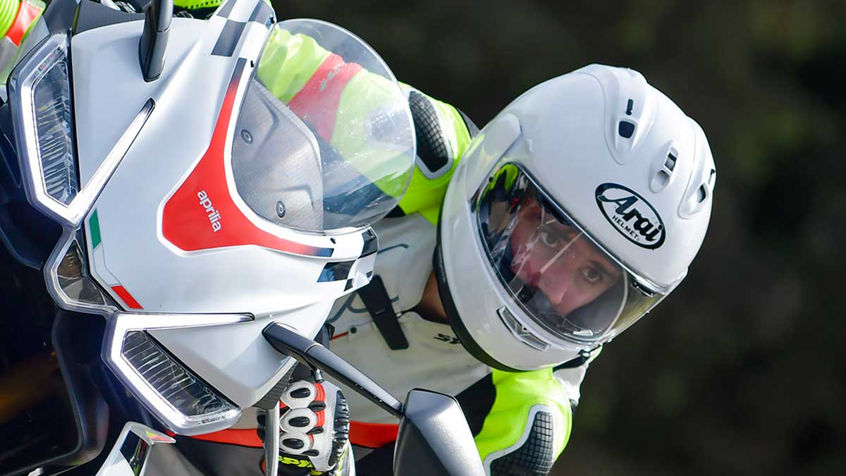 Probando el Arai RX-7V Evo: la referencia deportiva para la carretera… y el circuito