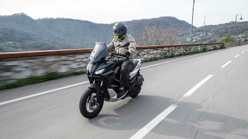 Fotos del scooter Aprilia SR GT 125, en promoción 1 Aprilia SR GT 125, acción, negro, gris