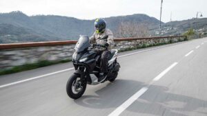 Fotos del scooter Aprilia SR GT 125, en promoción