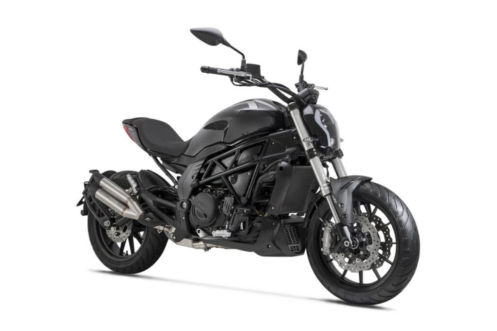 Kawasaki Eliminator 500, sus precios y las rivales 12 Benelli 502 C