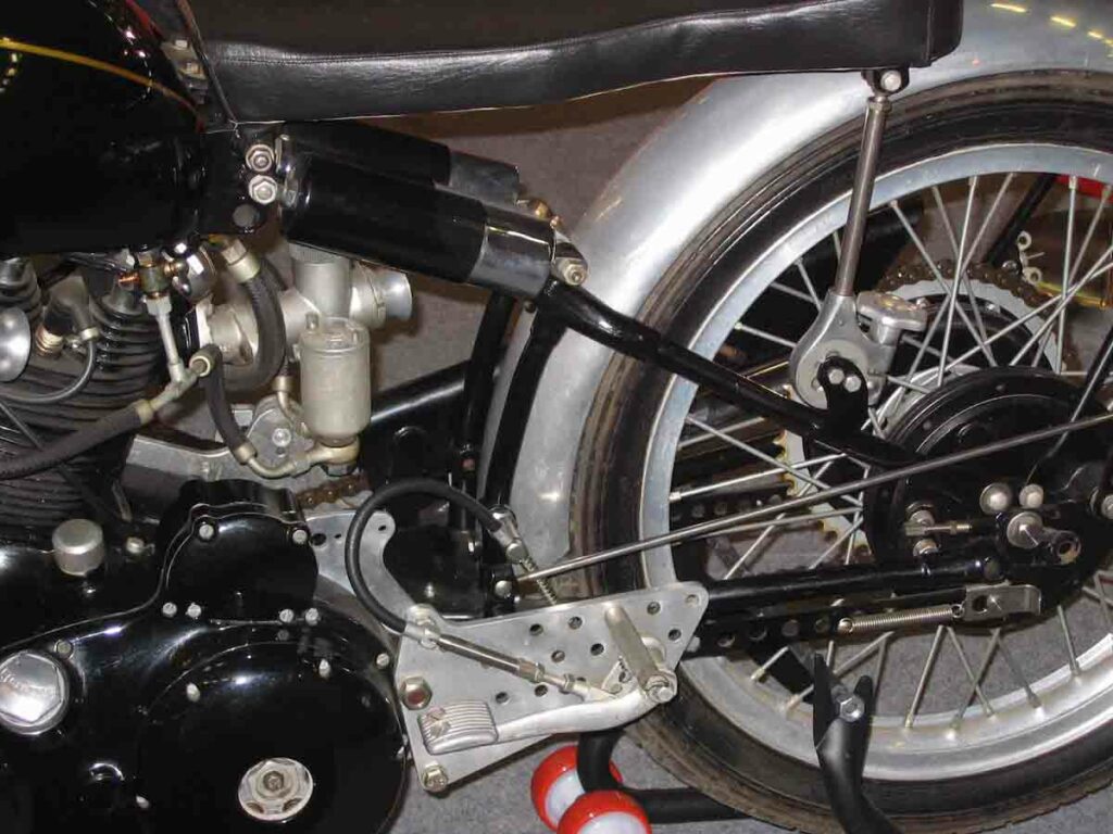 La Vincent Black Lightning de la foto más famosa del mundo de la moto, cumplió 75 años 12 Vincent Black Lightning, sistema cantilever