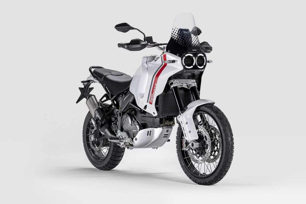 Esta es la posición y precio de la nueva moto trail BMW F 900 GS frente a sus rivales 16 Ducati DesertX