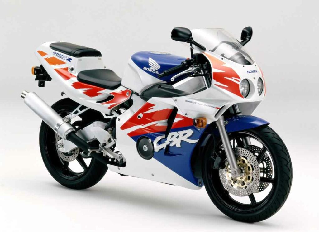 Las motos clásicas y "old school" que puedes conducir con el carnet A2 25 Honda CBR250RR