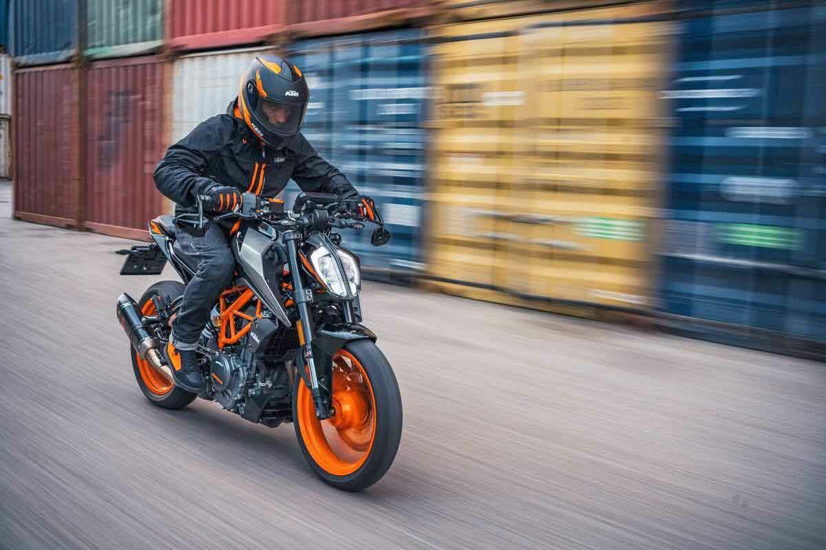 KTM 125 Duke, acción