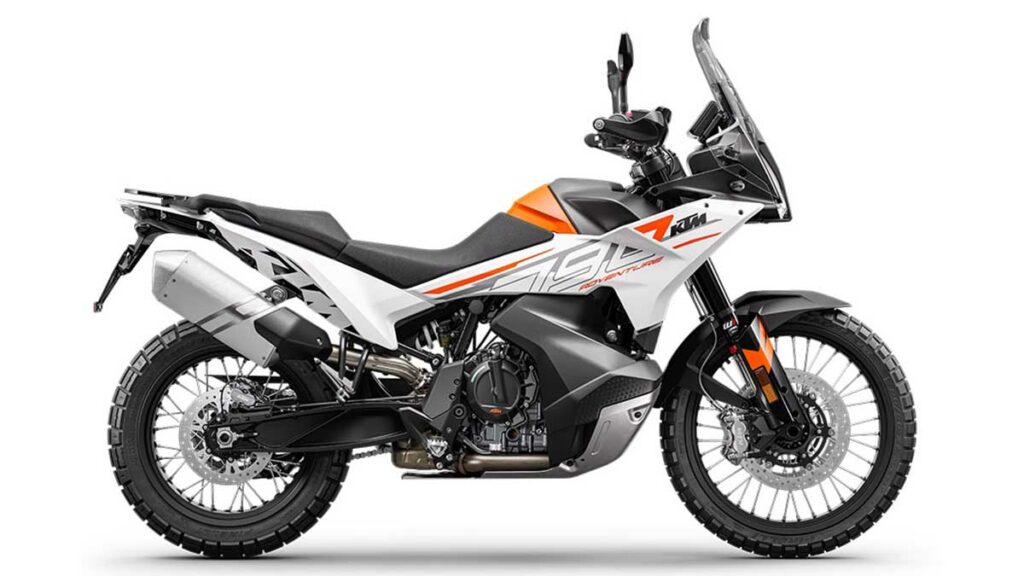 Este es el precio y las motos trail rivales de la Voge 900DSX 23 KTM 790 Adventure