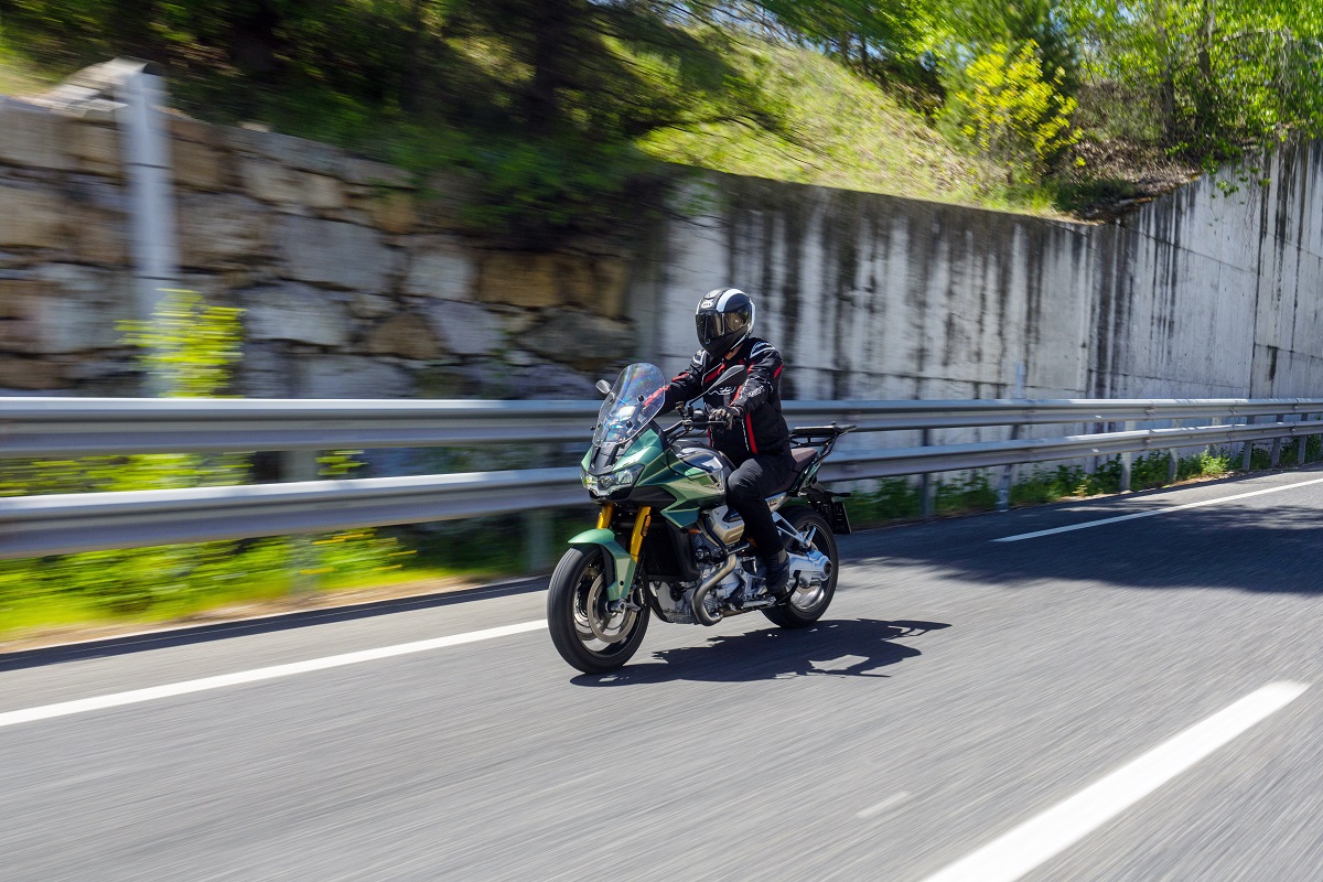 Moto Guzzi V100 Mandello 2023, acción
