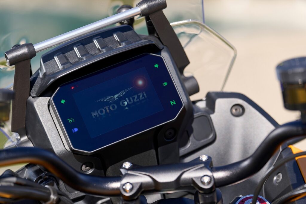 Las tres grandes motos trail que llegan en 2024 demuestran la variedad de soluciones actuales 23 Moto Guzzi Stelvio 2024