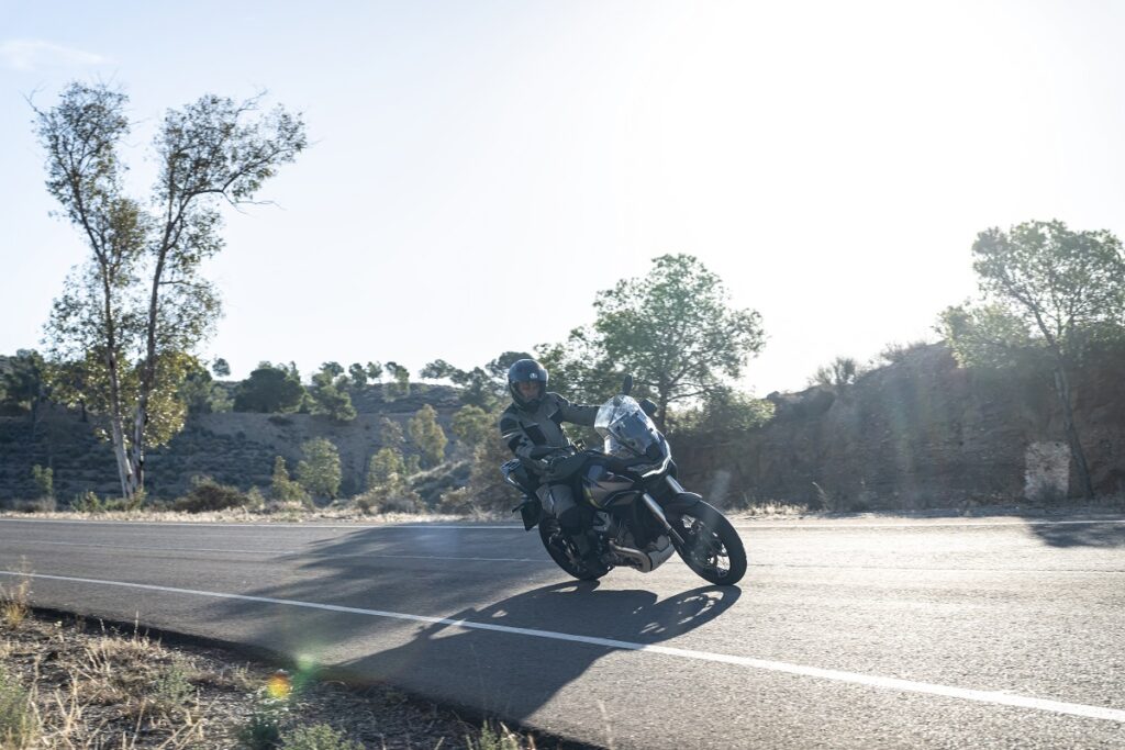 La moto trail que nace en 2024 y cambiará el destino de una marca con más de 100 años de historia 14 Moto Guzzi Stelvio 2024