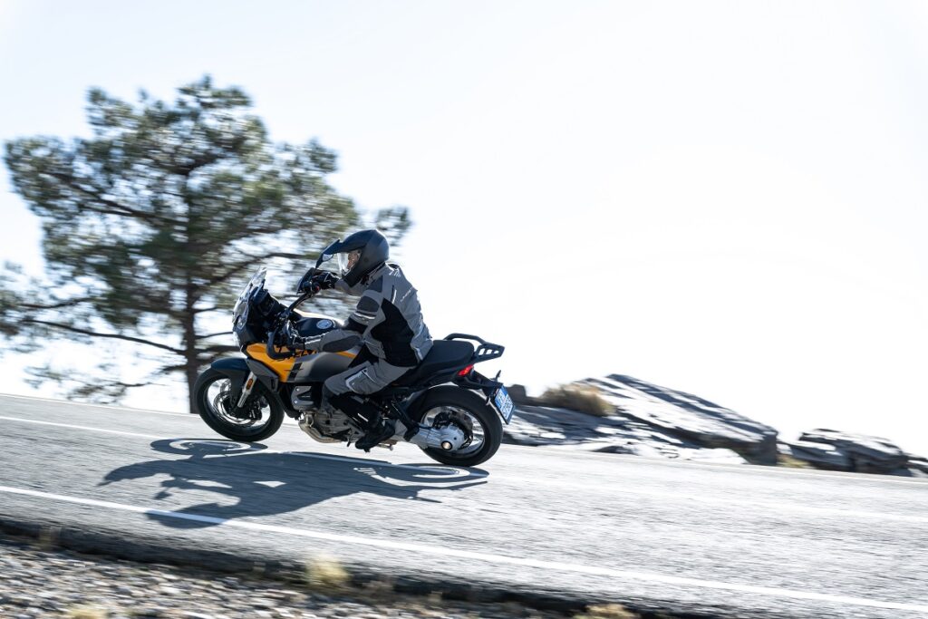 La moto trail que nace en 2024 y cambiará el destino de una marca con más de 100 años de historia 17 Moto Guzzi Stelvio 2024