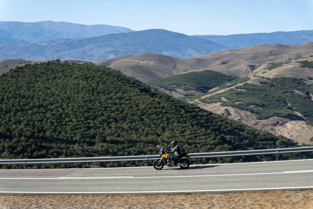 La moto trail que nace en 2024 y cambiará el destino de una marca con más de 100 años de historia 21 Moto Guzzi Stelvio 2024