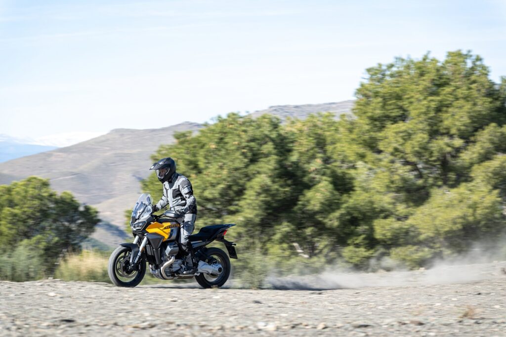 La moto trail que nace en 2024 y cambiará el destino de una marca con más de 100 años de historia 11 Moto Guzzi Stelvio 2024