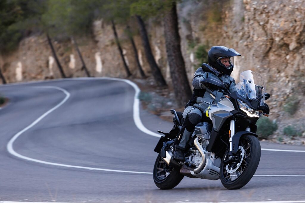 La moto trail que nace en 2024 y cambiará el destino de una marca con más de 100 años de historia 23 Moto Guzzi Stelvio 2024