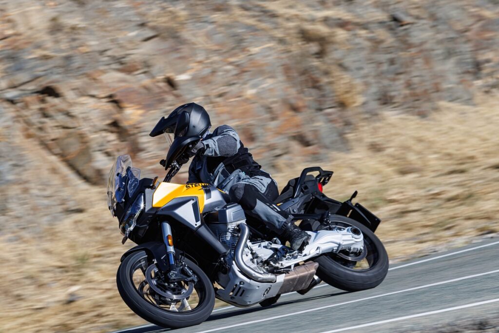 La moto trail que nace en 2024 y cambiará el destino de una marca con más de 100 años de historia 15 Moto Guzzi Stelvio 2024