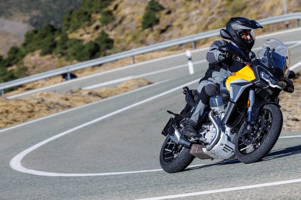 Las tres grandes motos trail que llegan en 2024 demuestran la variedad de soluciones actuales 20 Moto Guzzi Stelvio 2024