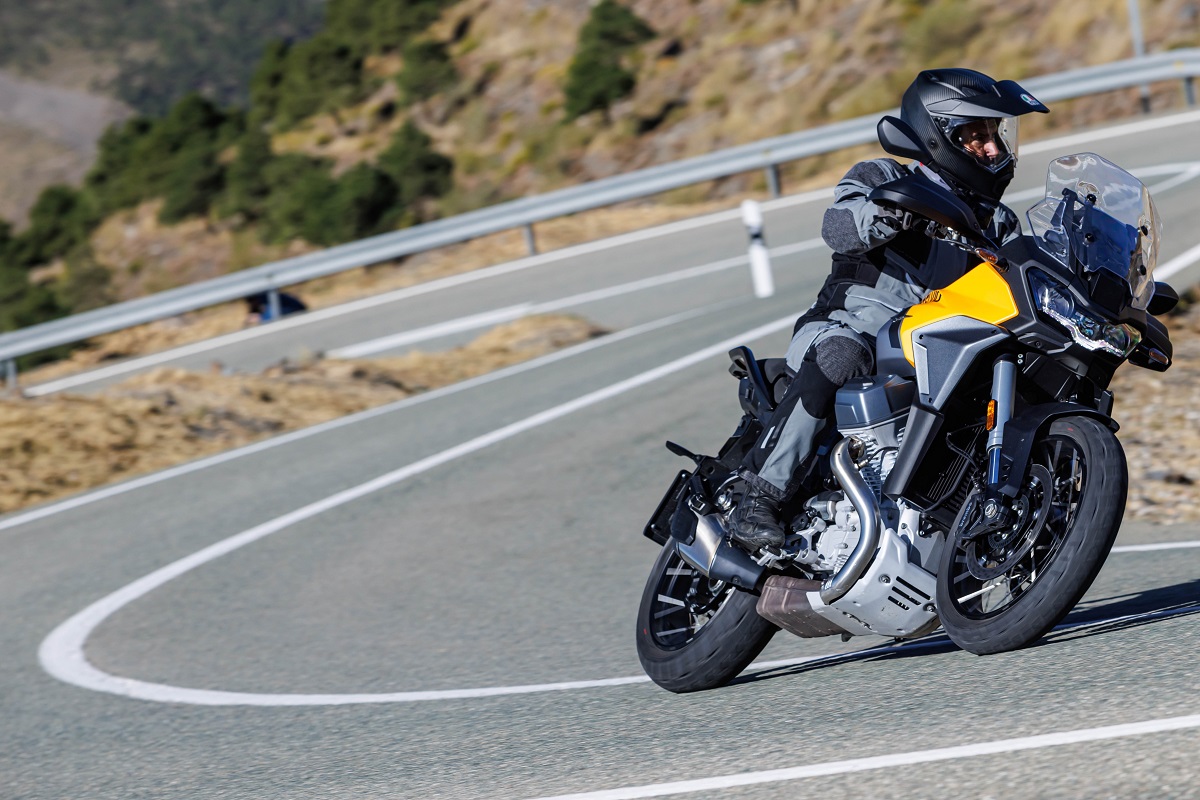 Fotos: primera prueba de la Moto Guzzi Stelvio 2024