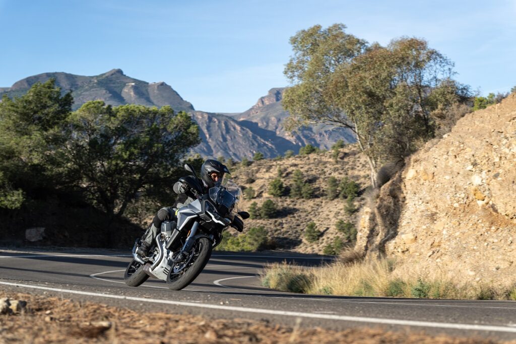 La moto trail que nace en 2024 y cambiará el destino de una marca con más de 100 años de historia 12 Moto Guzzi Stelvio 2024