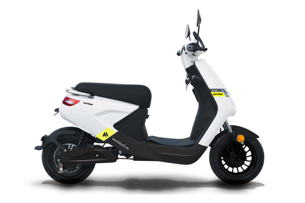 Los 10 scooter eléctricos más baratos de 2024: precios desde 1.689 euros 15 Motron Voltz, blanco