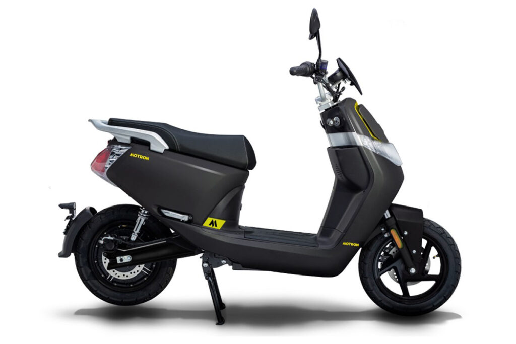Los 10 scooter eléctricos más baratos de 2024: precios desde 1.689 euros 19 Motron Whizz