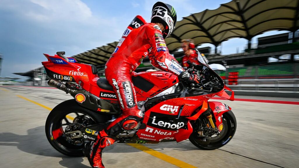 Pecco Bagnaia junto con otros pilotos Ducati vuelan en los test de MotoGP de Sepang 11 Pecco Bagnaia Test MotoGP Sepang 2024