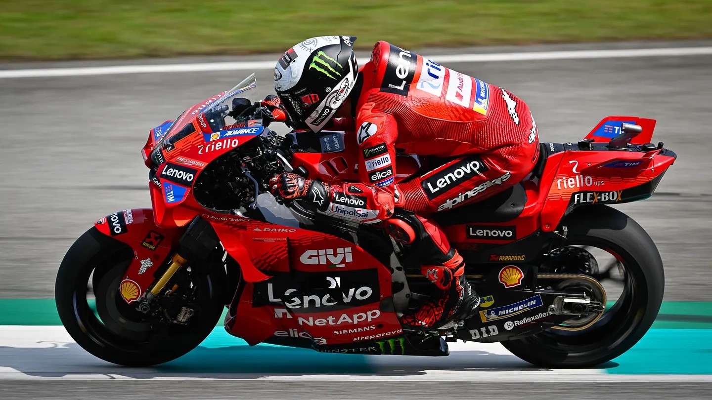 Pecco Bagnaia junto con otros pilotos Ducati vuelan en los test de MotoGP de Sepang