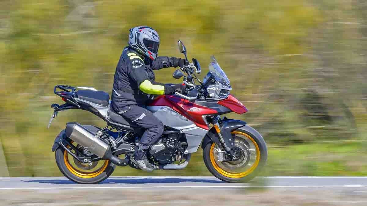 Es atractiva, perfecta para viajar y cuesta 8.313 euros: esta moto trail china de QJ Motor es una compra maestra