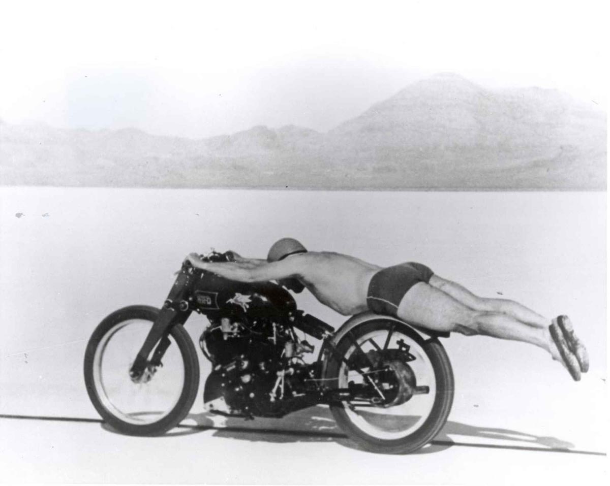 La Vincent Black Lightning de la foto más famosa del mundo de la moto, cumplió 75 años