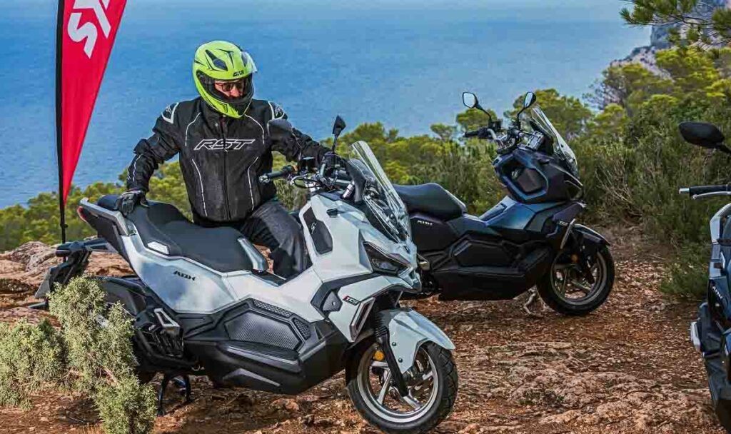 Cinco scooters SUV de 125 cc para ciudad que también pueden rodar por caminos 11 Scooer SUV 125, SYM ADX 125, estática campo