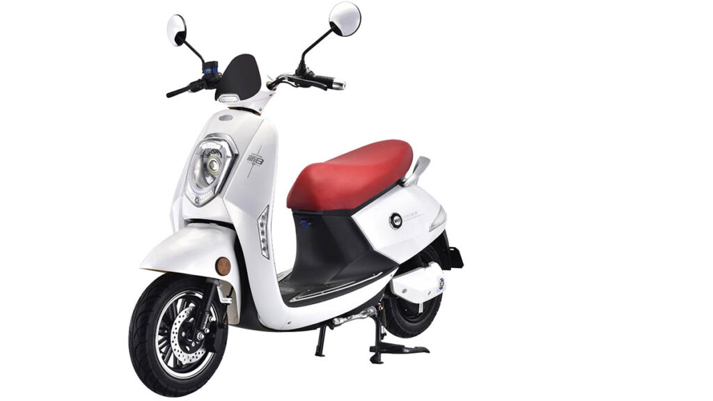 Los 10 scooter eléctricos más baratos de 2024: precios desde 1.689 euros 13 Sunra Grace, blanco