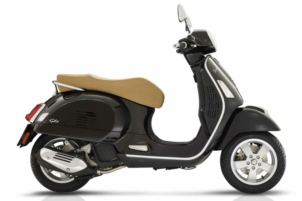 ¡Que no se te escape la oferta de las Vespa GTS! Ahorra dinero antes de que acabe el mes de agosto 12 Vespa GTS 125