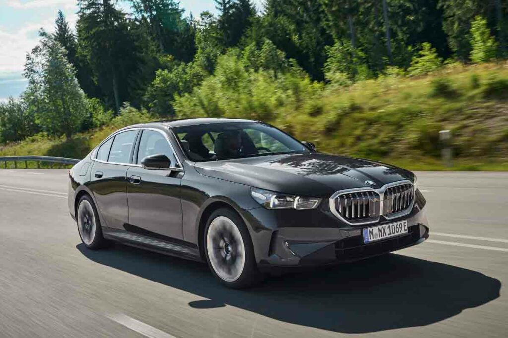 Las 8 marcas de motos que también fabrican coches en 2024 10 bmw 530e