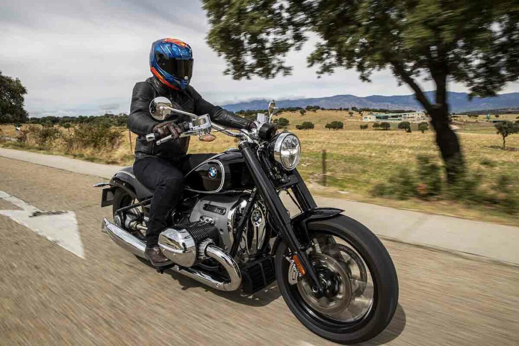 Las 8 motos limitadas para el carnet A2 que te enamorarán 12 Carnet de moto A2, BMW R 18, acción