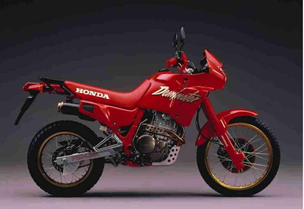 Las motos clásicas y "old school" que puedes conducir con el carnet A2 12 Honda NX650 Dominator