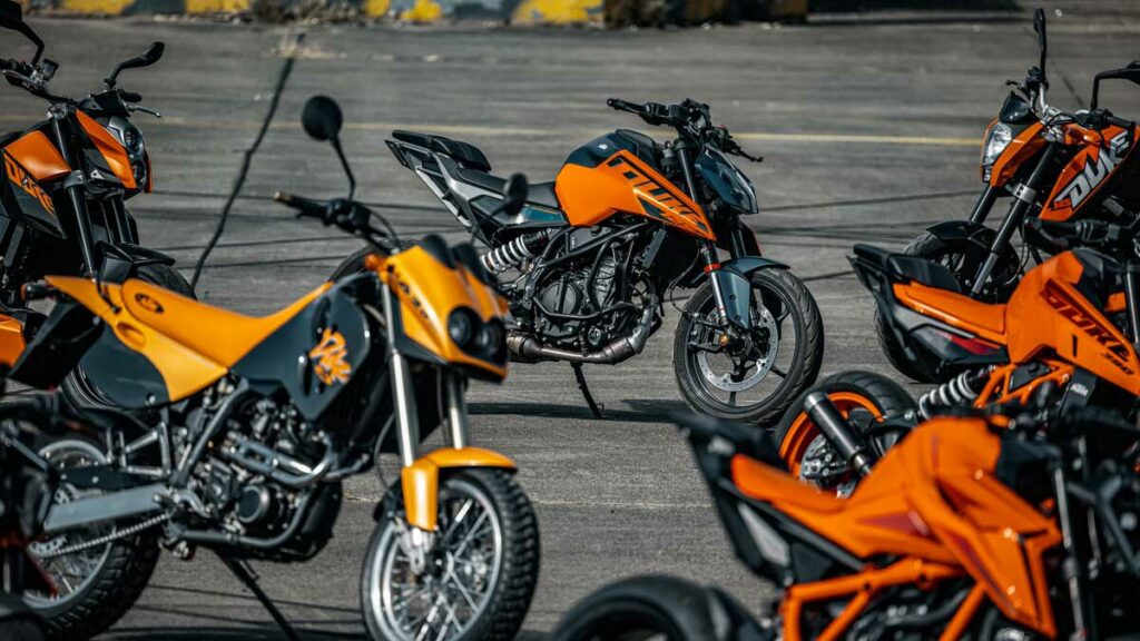 La saga KTM Duke cumple 30 años desplegando sus modelos naked más canallas 11 ktm duke 30 anos 5