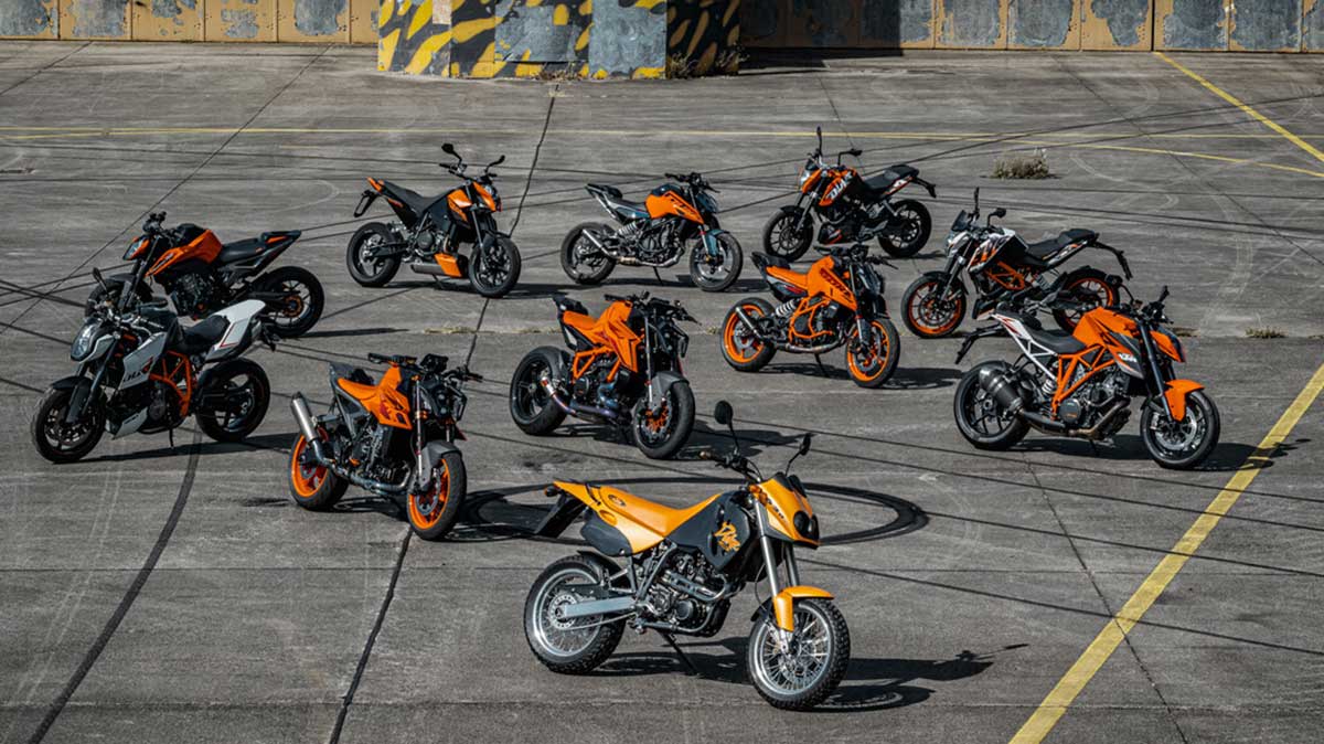 Fotos de los 30 años de la gama KTM Duke 1 La saga KTM Duke cumple 30 años desplegando sus modelos naked más canallas