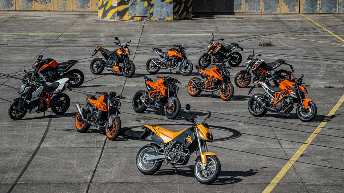 La saga KTM Duke cumple 30 años desplegando sus modelos naked más canallas