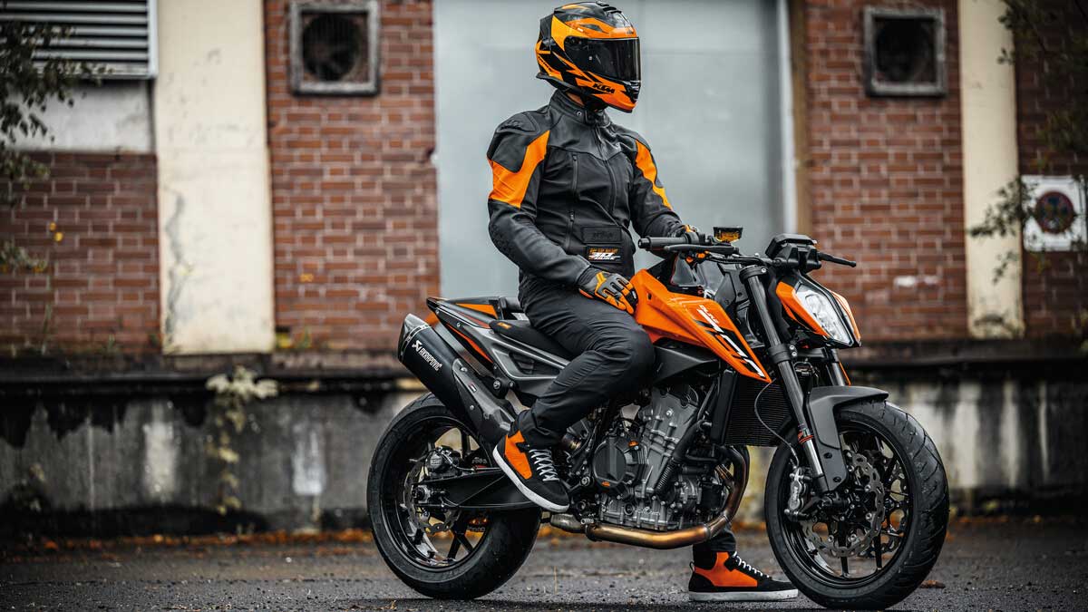 KTM presenta su nueva colección de ropa PowerWear 2024