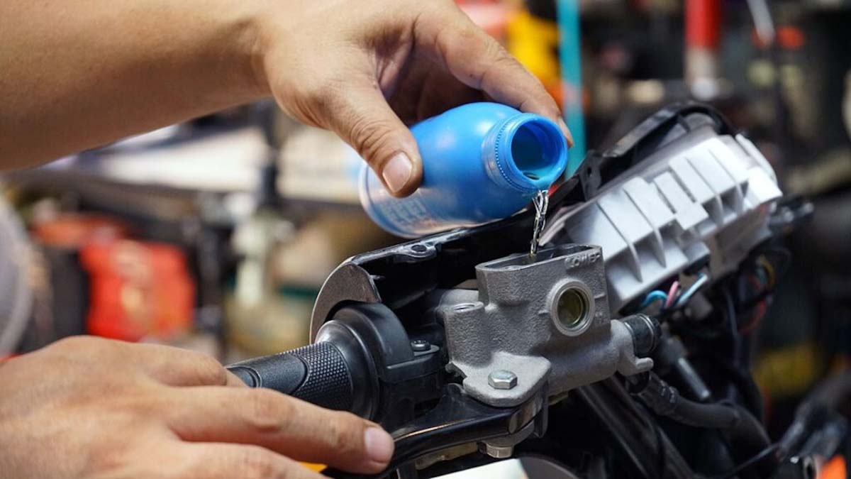 El líquido de frenos de la moto: cuándo cambiarlo y cómo hacerlo