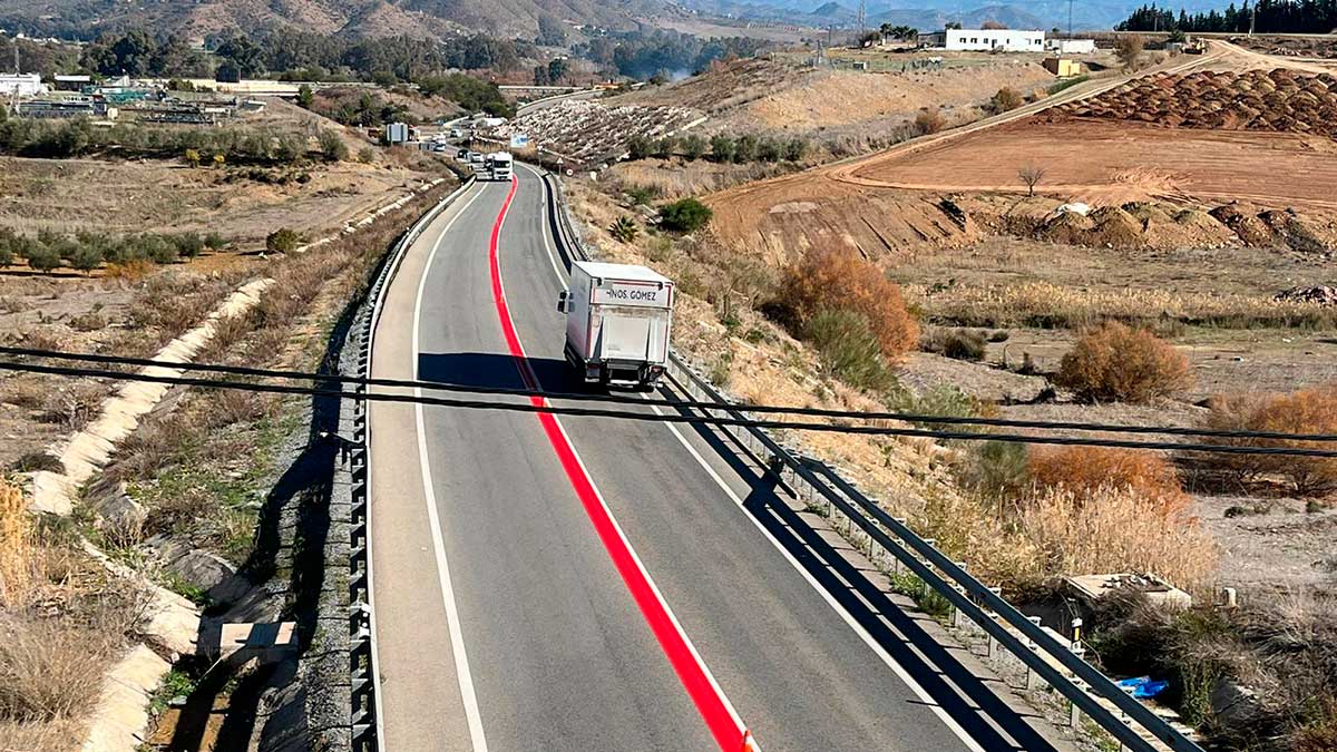 Pintar una línea roja: la ocurrencia de la DGT para reducir los accidentes en la "carretera de la muerte" 1 marca linea roja dgt