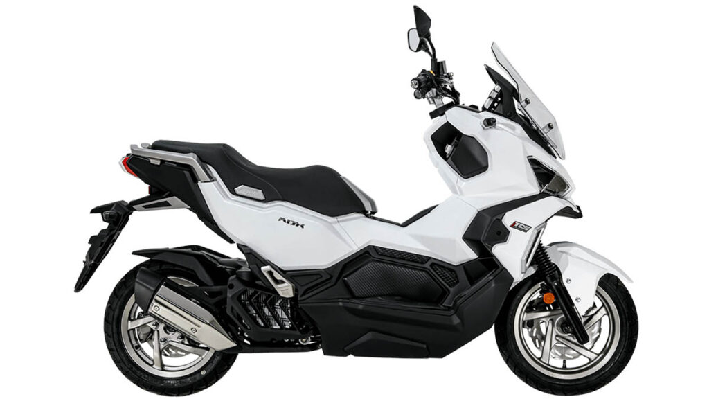 Cinco scooters SUV de 125 cc para ciudad que también pueden rodar por caminos 14 SYM ADX 125, blanco
