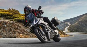 Fotos de la Aprilia Tuono V4, en promoción