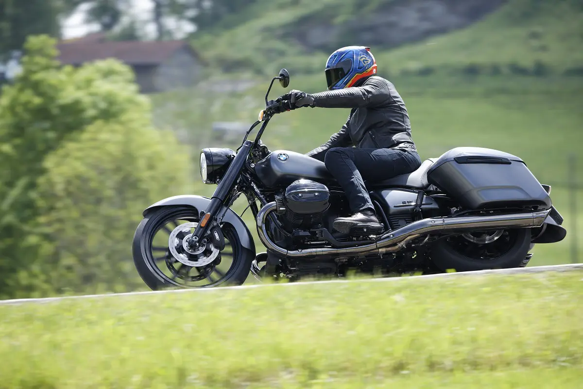 Fotos de 5 motos custom espectaculares que puedes conducir con el carnet A2 7 BMW R 18 Roctane, acción