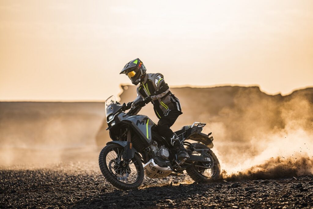 La nueva moto trail para el carnet A2 del KTM Group ya tiene fecha de llegada y precio 11 CFMOTO 450MT 2024