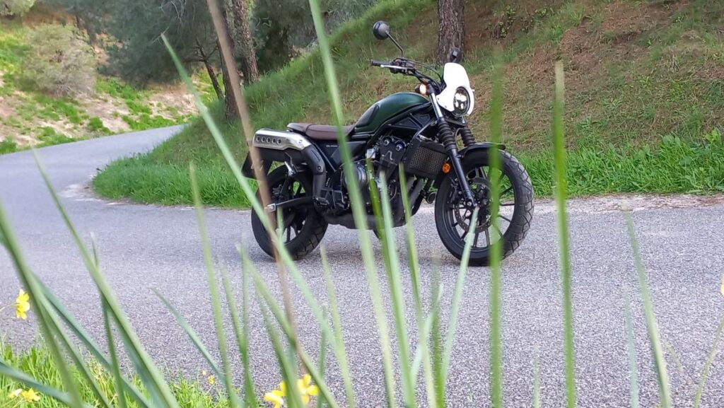 Por qué la Honda CL500 es una moto idónea si te acabas de sacar el carnet A2 11 Honda CL500