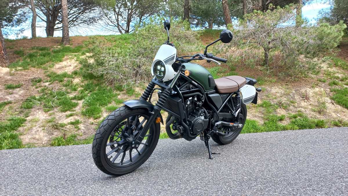 Por qué la Honda CL500 es una moto idónea si te acabas de sacar el carnet A2