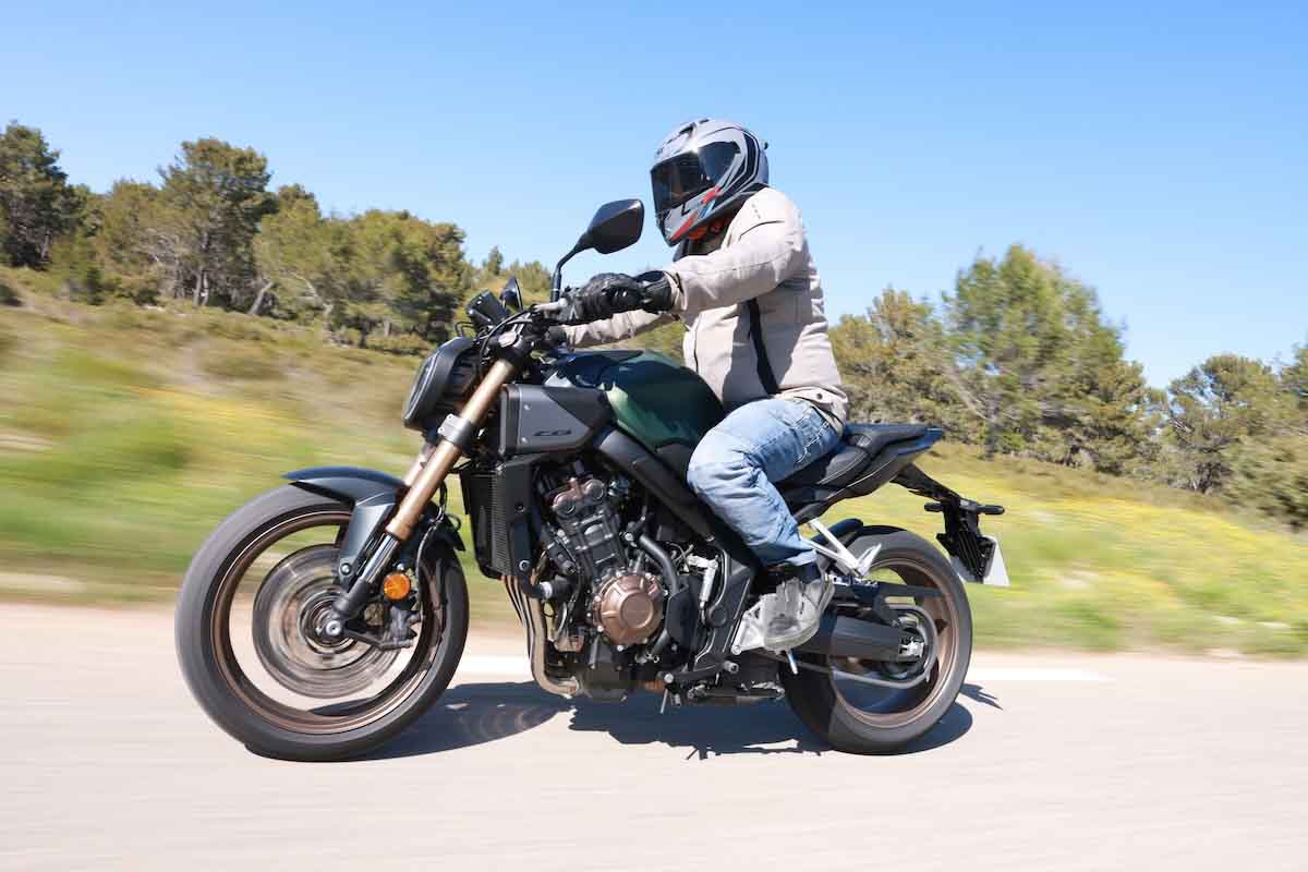 La moto naked con carnet A2 que cambia tu forma de cambiar con el nuevo E-Clutch