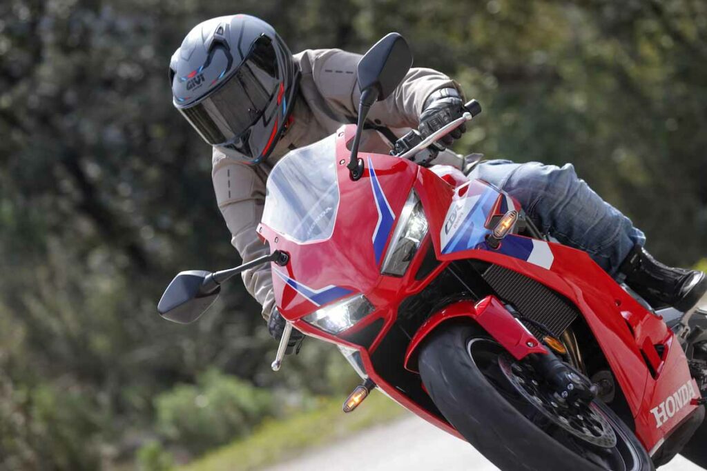 La nueva Honda CBR650R E-Clutch es una CBR como siempre, pero mejor que nunca 22 Honda CBR650R E-Clutch 2024