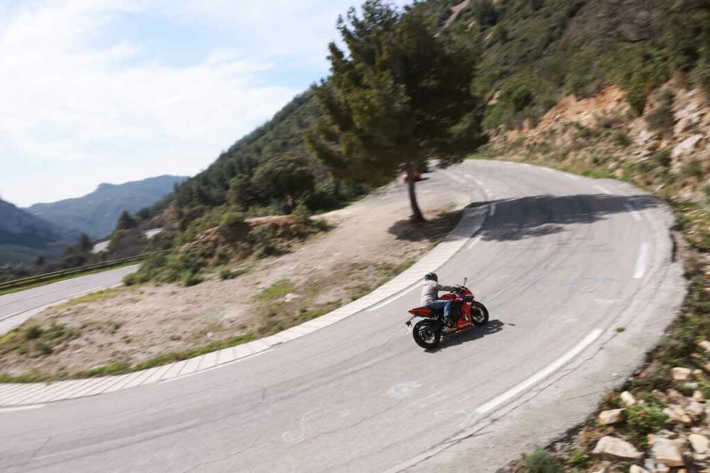 Primeros datos negativos del año: la moto desciende sus ventas un 10,4% en marzo 12 Honda CBR650R E-Clutch 2024