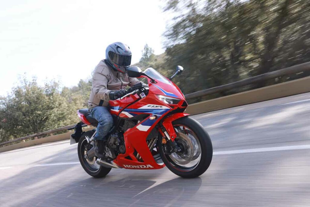 La nueva Honda CBR650R E-Clutch es una CBR como siempre, pero mejor que nunca 23 Honda CBR650R E-Clutch 2024