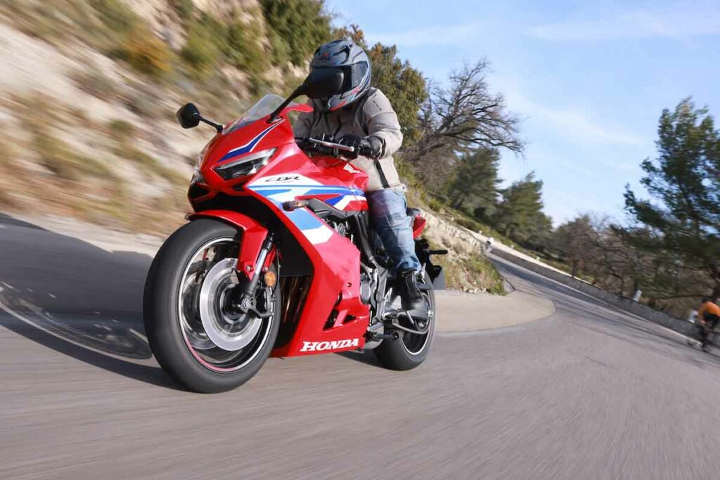 El sistema de embrague E-Clutch convierte a las Honda CB650R y CBR650R en motos todavía más polivalentes y divertidas de pilotar 10 Honda CBR650R E-Clutch 2024
